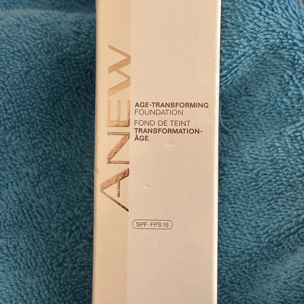 Avon Anew Age Transforming Foundation. Bisque. SPF 15